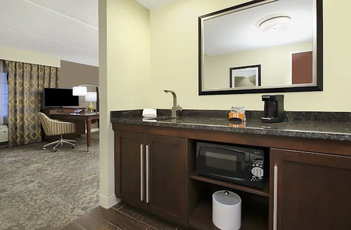 Hampton Inn & Suites Rockville Centre 4