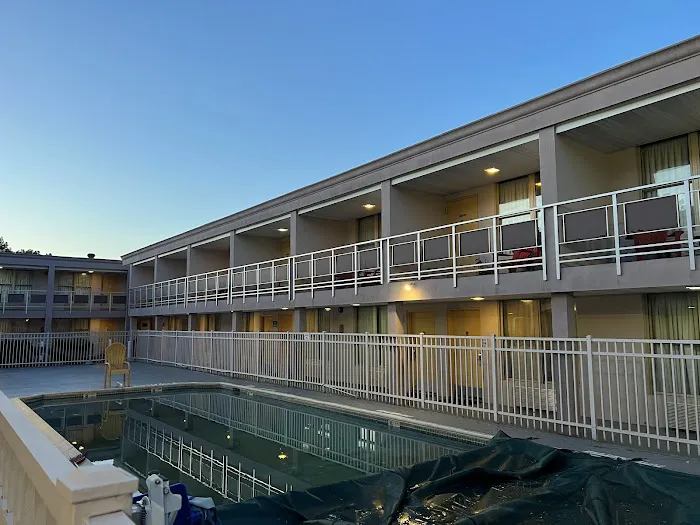 Ramada by Wyndham Rockville Centre 4