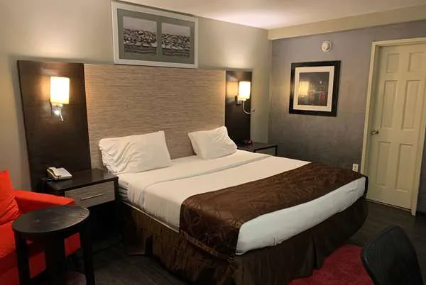 Ramada by Wyndham Rockville Centre 4