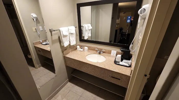 Ramada by Wyndham Rockville Centre 4