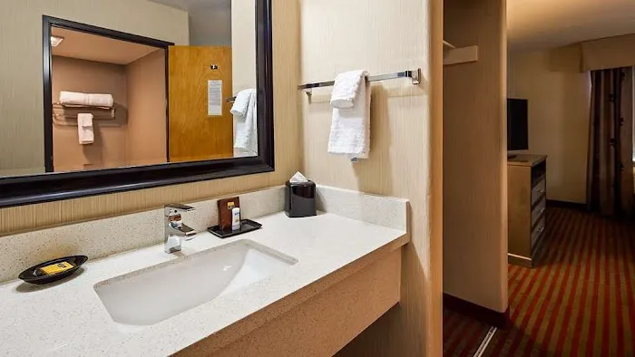 Best Western Plus Fairfield Executive Inn 4