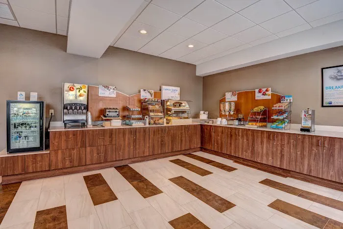 Holiday Inn Express & Suites Woodbridge by IHG 5