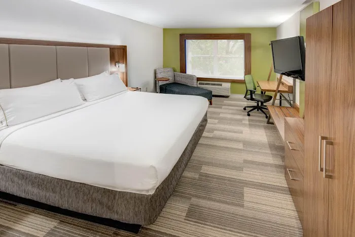 Holiday Inn Express & Suites Woodbridge by IHG 5