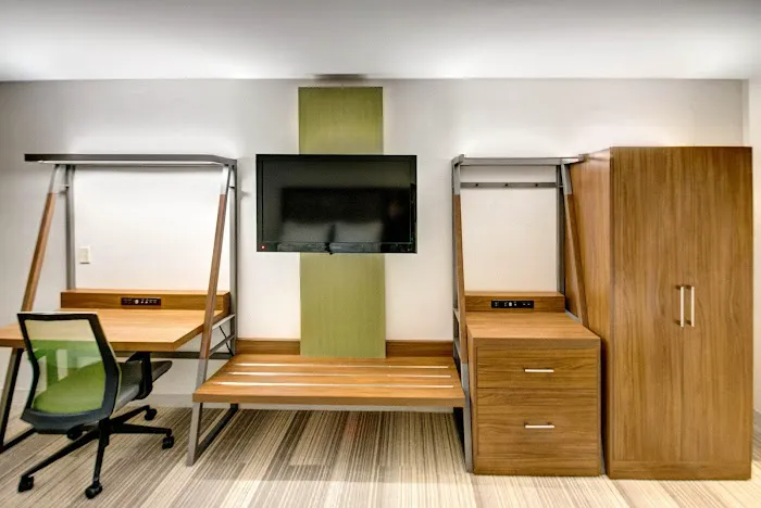 Holiday Inn Express & Suites Woodbridge by IHG 5