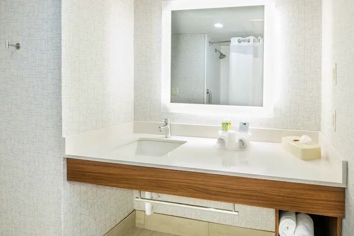 Holiday Inn Express & Suites Woodbridge by IHG 5