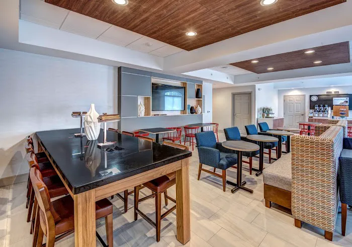 Holiday Inn Express & Suites Woodbridge by IHG 5