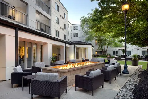 Courtyard Edison Woodbridge 4