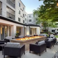 Courtyard Edison Woodbridge ico