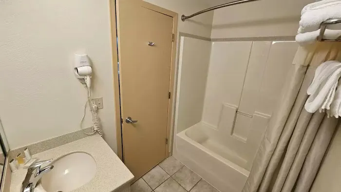 Econo Lodge Woodbridge 5