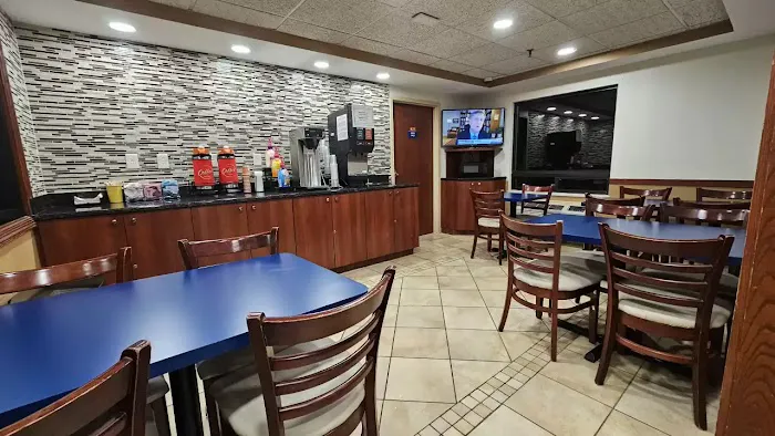 Econo Lodge Woodbridge 5