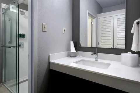Courtyard Lincroft Red Bank 4