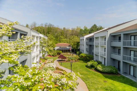 Courtyard Lincroft Red Bank 4