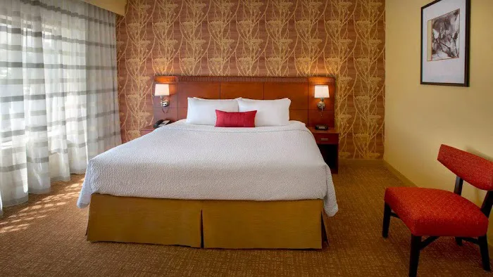 Courtyard Lincroft Red Bank 4
