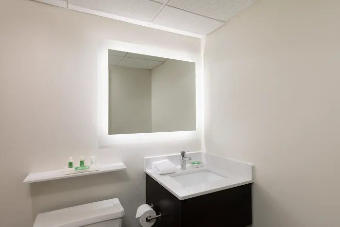 Holiday Inn Clark - Newark Area by IHG 4