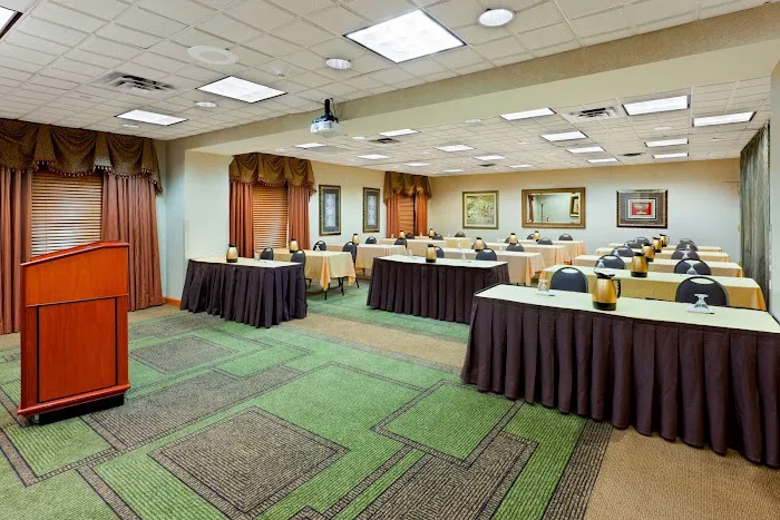 La Quinta Inn & Suites by Wyndham Garden City 4