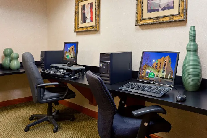 La Quinta Inn & Suites by Wyndham Garden City 4
