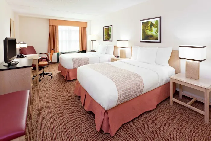 La Quinta Inn & Suites by Wyndham Garden City 4