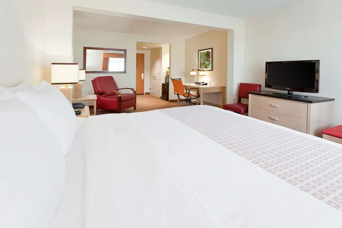 La Quinta Inn & Suites by Wyndham Garden City 4