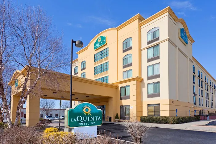 La Quinta Inn & Suites by Wyndham Garden City 4