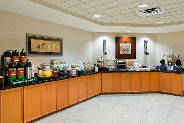 La Quinta Inn & Suites by Wyndham Garden City 4