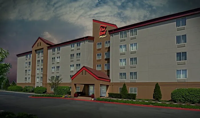Red Roof PLUS+ Long Island - Garden City 4