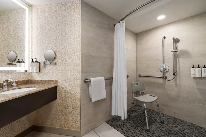 Crowne Plaza Edison, an IHG Hotel 4