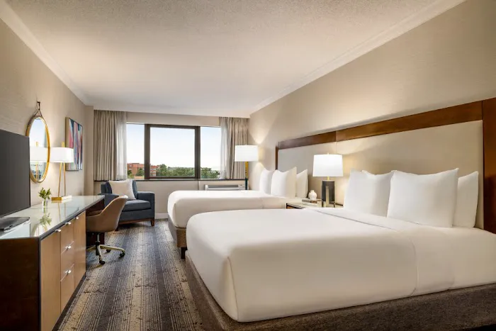 Crowne Plaza Edison, an IHG Hotel 4