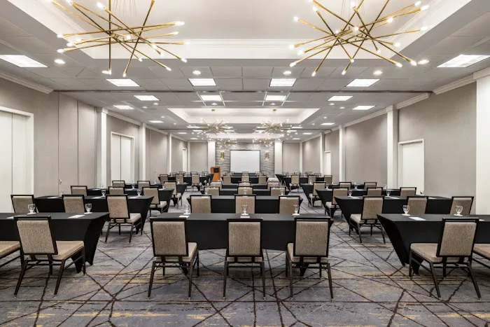 Crowne Plaza Edison, an IHG Hotel 4