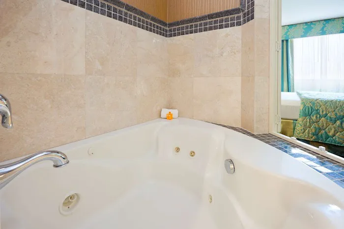 La Quinta Inn by Wyndham West Long Branch 4