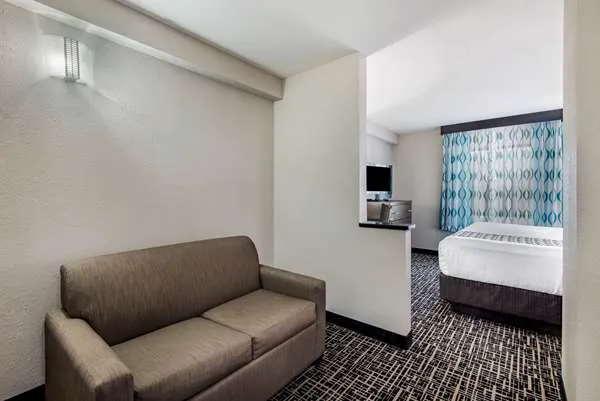 La Quinta Inn by Wyndham West Long Branch 4