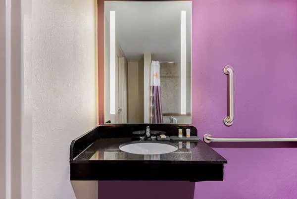 La Quinta Inn by Wyndham West Long Branch 4