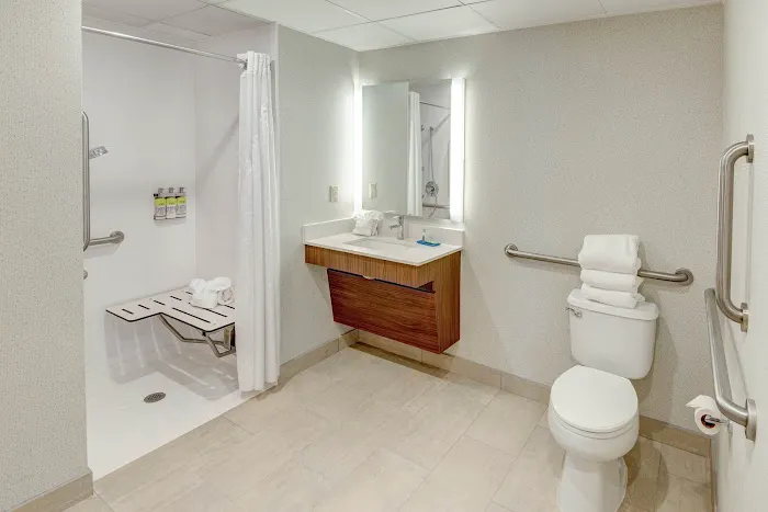 Holiday Inn Express & Suites West Long Branch - Eatontown by IHG 4