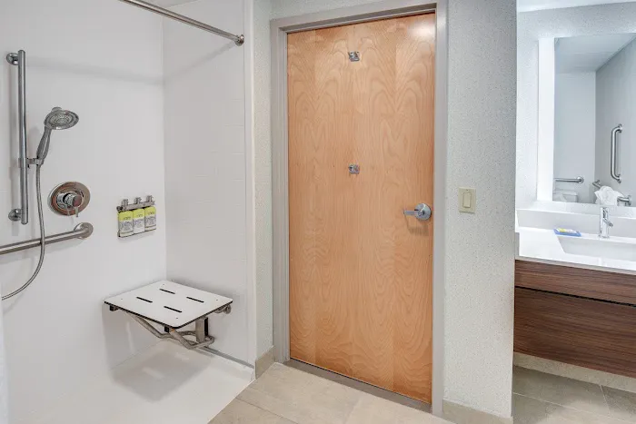 Holiday Inn Express & Suites West Long Branch - Eatontown by IHG 4