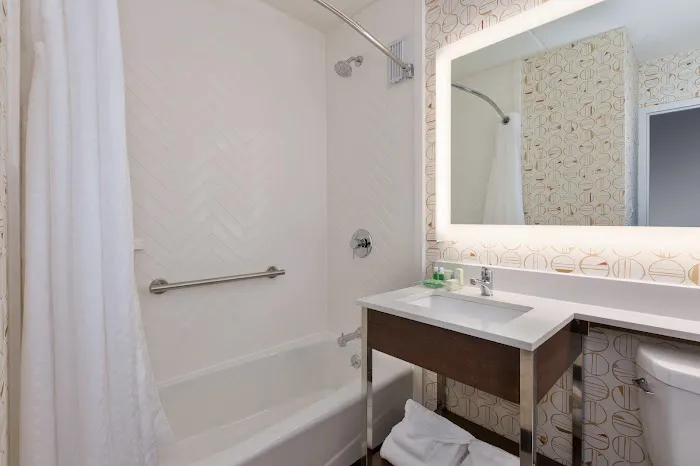 Holiday Inn Westbury-Long Island by IHG 4