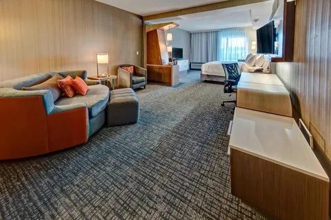 Courtyard Westbury Long Island 4