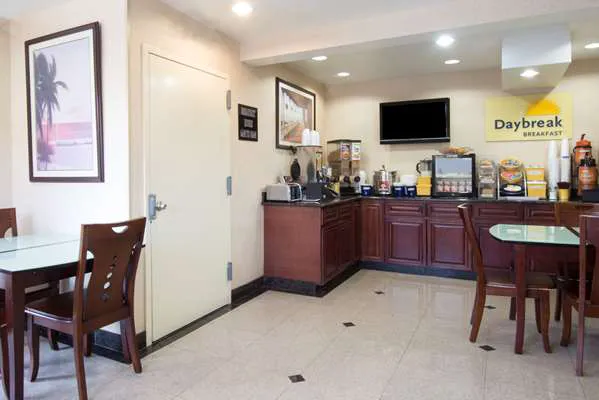 Days Inn by Wyndham Long Island/Copiague 4