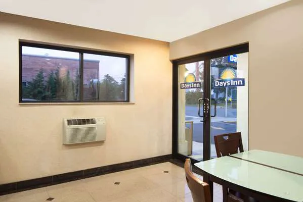 Days Inn by Wyndham Long Island/Copiague 4