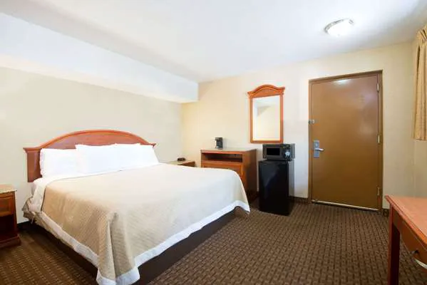 Days Inn by Wyndham Long Island/Copiague 4