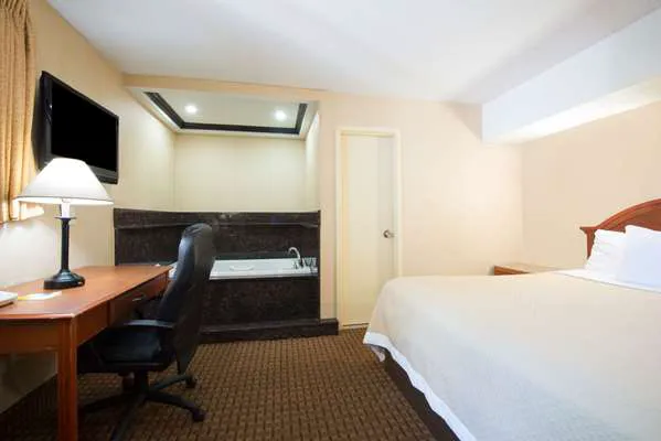 Days Inn by Wyndham Long Island/Copiague 4
