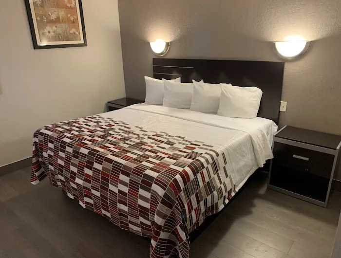 Red Roof Inn Copiague 4