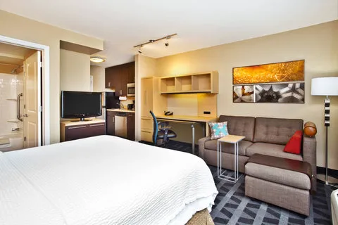 TownePlace Suites Republic Airport Long Island/Farmingdale 4
