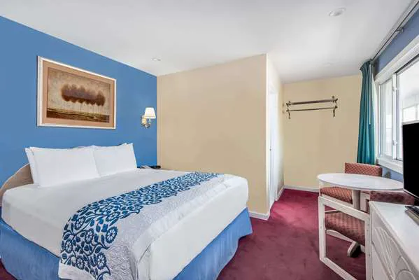 Days Inn by Wyndham Hicksville Long Island 4