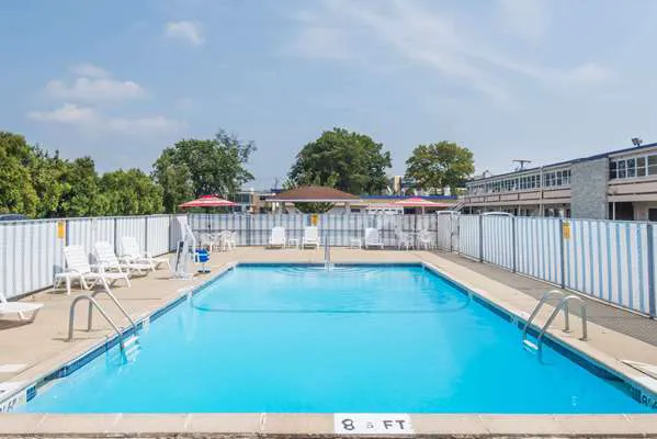 Days Inn by Wyndham Hicksville Long Island 4