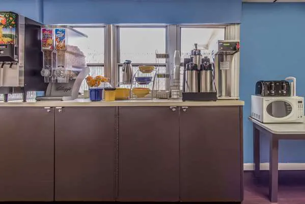 Days Inn by Wyndham Hicksville Long Island 4