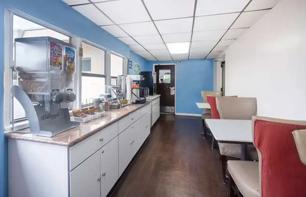 Days Inn by Wyndham Hicksville Long Island 4