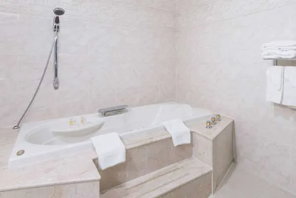 Days Inn by Wyndham Hicksville Long Island 4