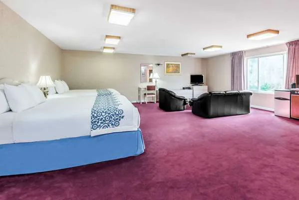 Days Inn by Wyndham Hicksville Long Island 4