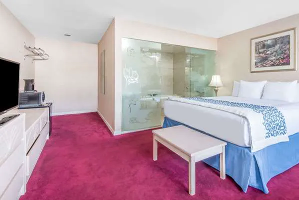 Days Inn by Wyndham Hicksville Long Island 4