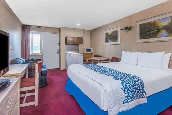 Days Inn by Wyndham Hicksville Long Island 4