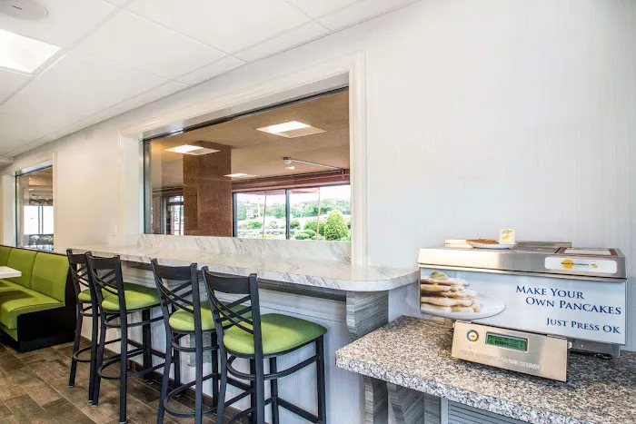 Econo Lodge 4